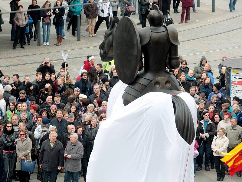 Pro jedny umělecké dílo, pro druhé žirafa. Brno ve středu oficiálně získalo další kontroverzní sochu. A sice na Moravském náměstí sochu Odvahy inspirovanou moravským markrabětem Joštěm Lucemburským. Její slavnostní odhalení sledovalo asi pět stovek lidí.