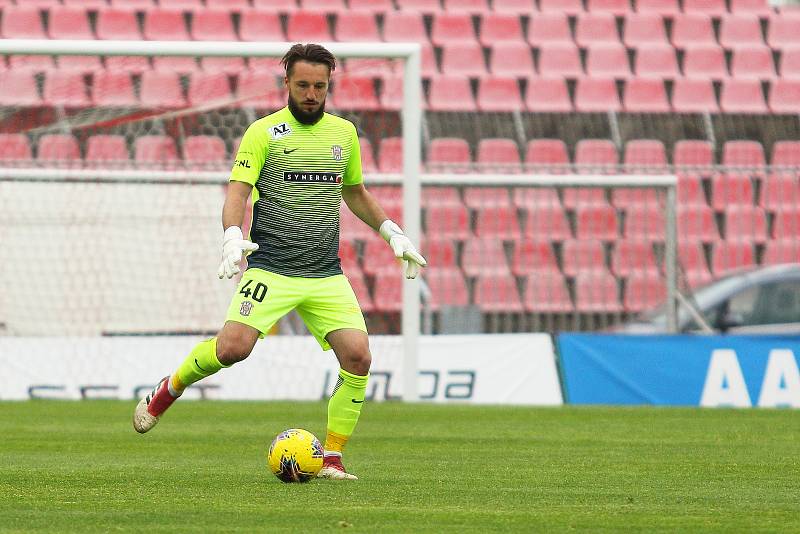 PŘI CHUTI. Fotbalisté Zbrojovky (v červeném) v přípravě přestříleli Uničov 6:0. Foto: Petr Nečas