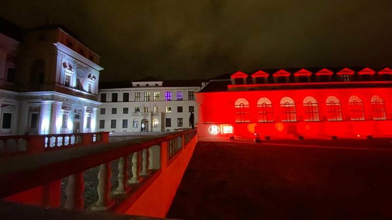 Ve středu 16. února se rozzářily významné budovy napříč republikou sokolskými barvami u příležitosti 160 let od založení organizace. Na snímku je Tyršův dům v Praze.
