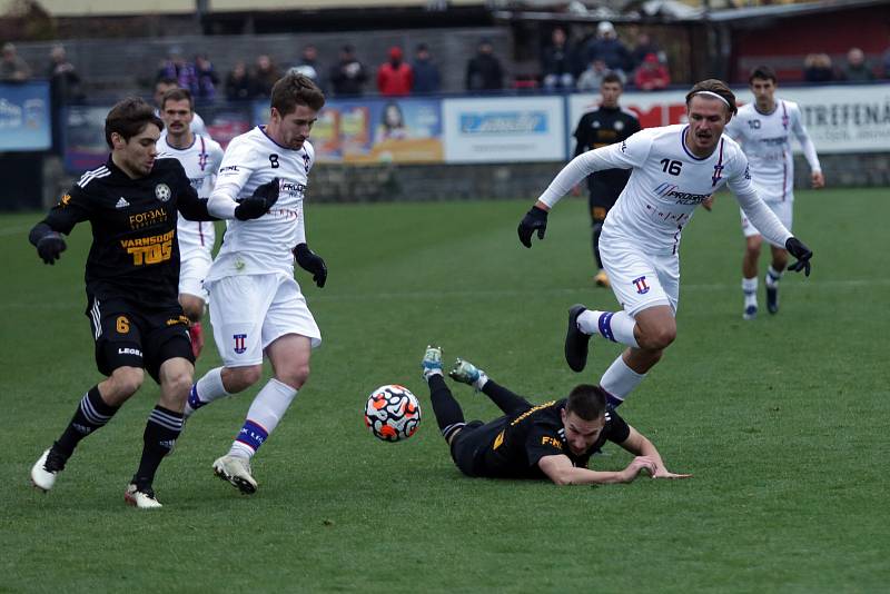 Bronislav Stáňa (vlevo v bílém) a Marián Burda (vpravo v bílém) v dohrávce 12. kola FORTUNA:NÁRODNÍ LIGY s Varnsdorf, Líšeň vyhrála 1:0.