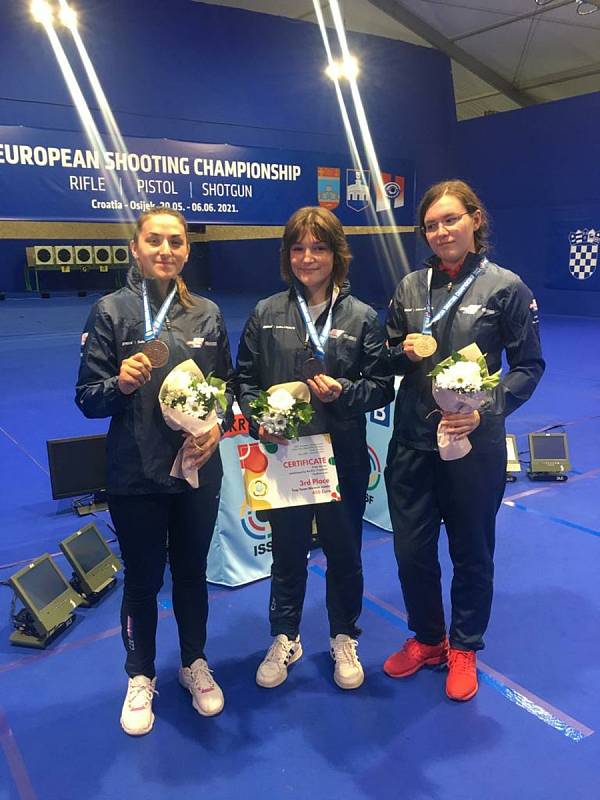 Trojice Zina Hrdličková, Tereza Závišková a Lea Kučerová získala na evropském šampionátu bronz v týmové soutěži juniorek v trapu.