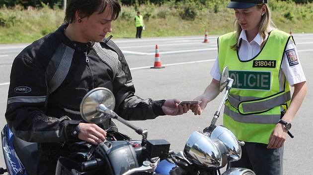 Motorkáře u automotodromu kontrolovali policisté.