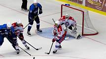 Brněnští hokejisté (v modrém) hráli s Třebíčí 3:3, když se kvůli mlze z pyrotechniky přípravný zápas předčasně ukončil.