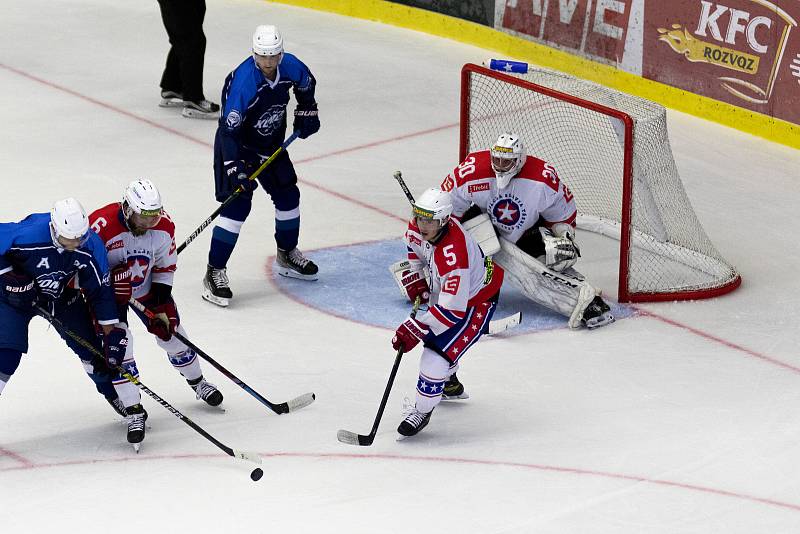 Brněnští hokejisté (v modrém) hráli s Třebíčí 3:3, když se kvůli mlze z pyrotechniky přípravný zápas předčasně ukončil.