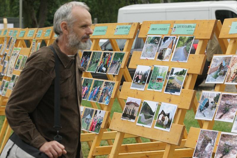 Zhoupnout se mezi kmeny, vyšplhat do korun stromů nebo rozeznat druhy jehličnanů si mohly v pátek vyzkoušet děti v nově otevřeném areálu U Mravence Lesíka v brněnských Řečkovicích.