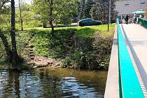 Do půl roku by měli dělníci postavit nové schody u lávky přes Svratku v brněnském Komíně a usnadnit tak lidem přístup k řece. Projekt loni navrhl do participativního rozpočtu Tomáš Němec.