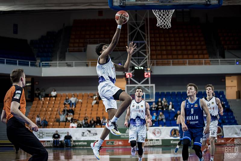 Brněnští basketbalisté (v bílém) padli doma s Kolínem 95:102 po prodloužení.