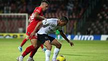 Domácí FC Zbrojovka Brno v červeném proti AC Sparta Praha.