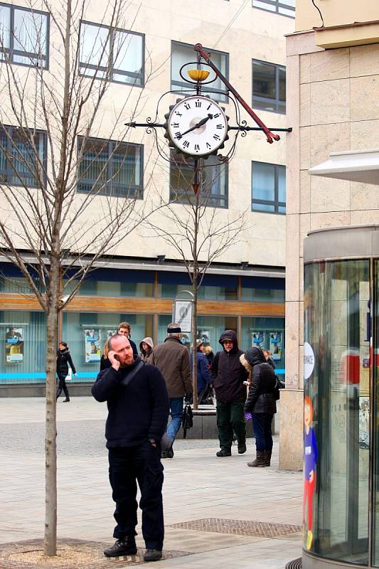 Křižovatka Joštovy a České ulice má svůj název i v hantecu. Jako místo srazů slouží přes sto let. Hodiny na nároží ulic vystřídaly neonového medvídka až v osmdesátých letech. 