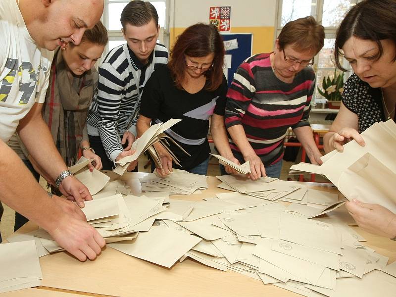 Sčítání volebních hlasů na Základní škole 28. října v Brně.