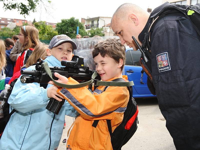 Děti se seznamovali s prací policistů u příležitosti Mezinárodního dne dětí.