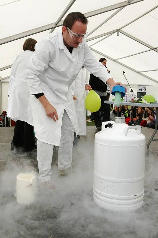 Festival vědy v parku na Kraví hoře v Brně.