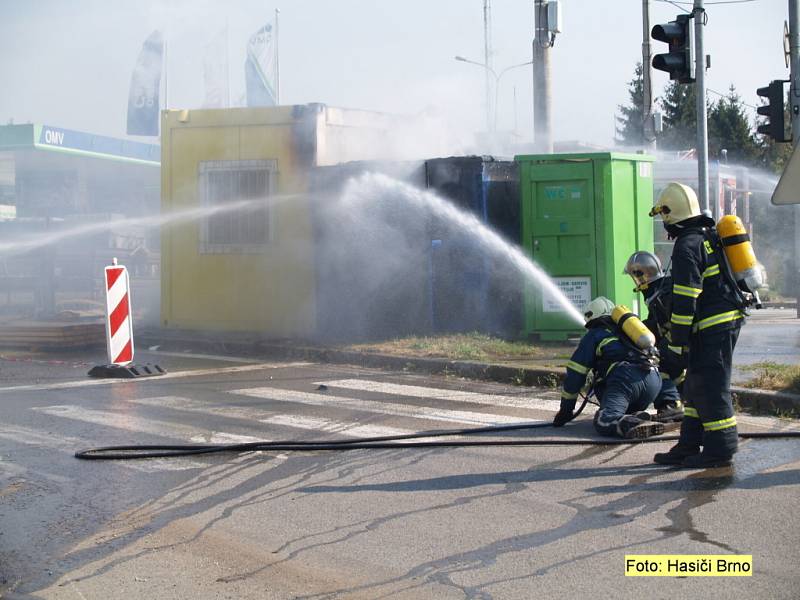 Brněnští hasiči likvidovali hořící plynové lahve i chemikálie.