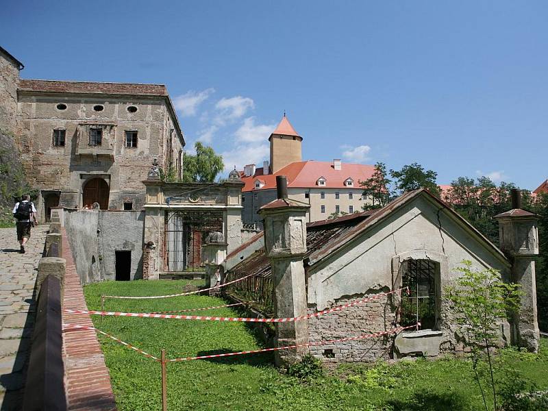 Bouřka zaplavila okolí hradu Veveří.