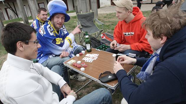 Fanoušci Komety opět čekali ve frontě na vstupenky. Kvůli lístkům na finále někteří tentokrát i celý den.