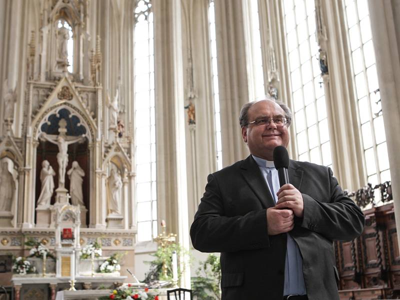 Do opravených prostor brněnského kostela svatého Jakuba zvou v příštích dnech na výstavu. Lidé uvidí vzácné rukopisy a dostanou se i do věže. V úterý uložili schránku s poselstvím pro další generace za jeden z obrazů.