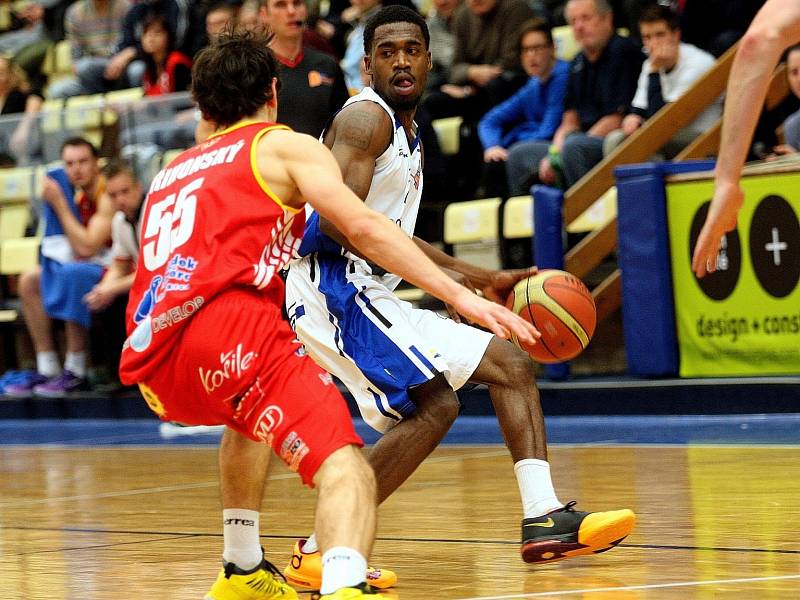 Basketbalisté brněnského Mmcité (v bílém Deremy Geiger) podlehli Pardubicím.