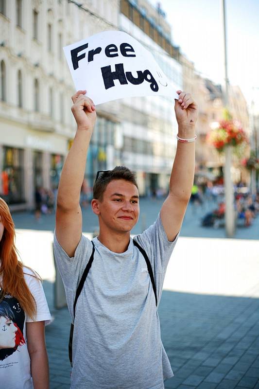 Asi patnáct lidí nabízelo ve středu od třetí hodiny odpoledne kolemjdoucím v centru Brna bezplatné obejmutí. 