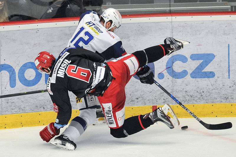 Finále play off hokejové extraligy - 2. zápas: HC Oceláři Třinec vs. HC Kometa Brno (v bílém).