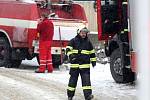 Osobní auto začalo hořet v neděli kolem deváté hodiny dopoledne v Babicích nad Svitavou na Brněnsku. Chytl od něj také rodinný dům.