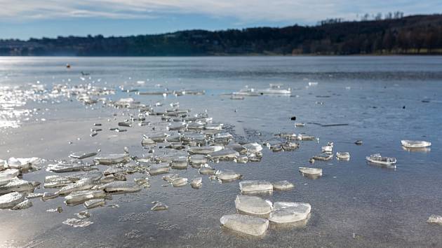 Na tenký led a riziko jeho prolomení upozorňují vodohospodáři Jihomoravany. Podle meteorologů se v dalších dnech navíc oteplí.