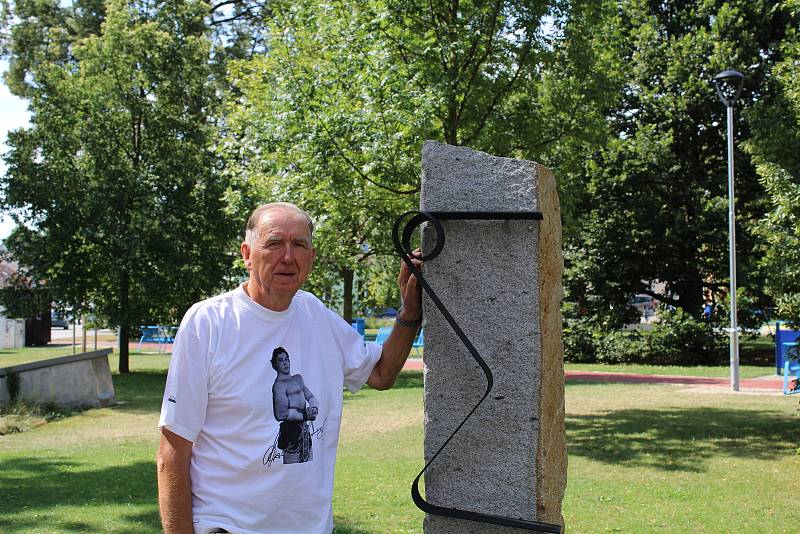 František Kocman, asistent siláka Františka Kocourka, u jeho památníku v brněnských Řečkovicích.