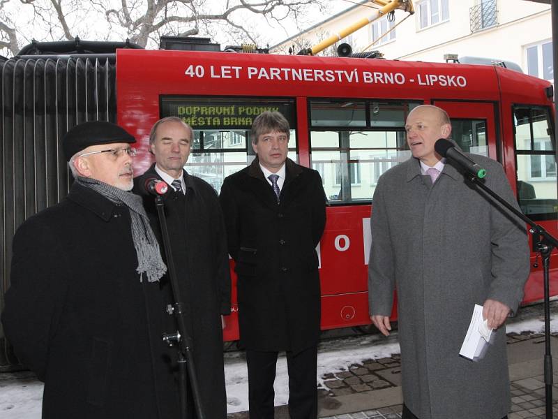 Nová tramvaj propaguje čtyřicáté výročí partnerství Brna a Lipska.