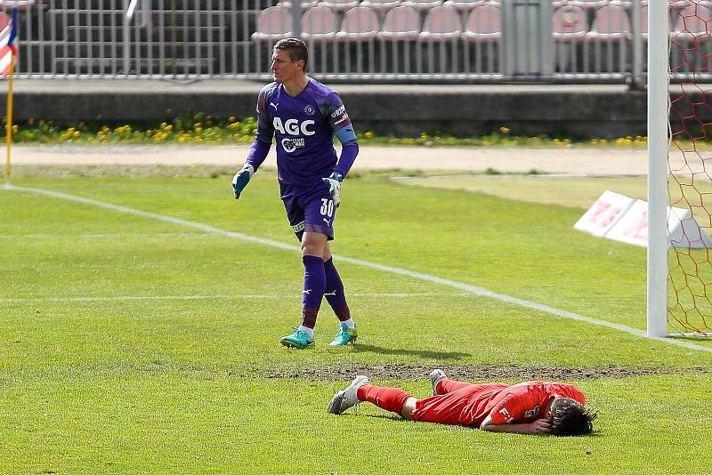 Brněnští fotbalisté (v červeném) doma jen remizovali s Teplicemi 0:0.