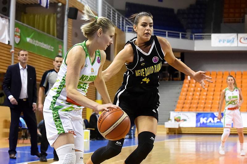 Basketbalistka Michaela Stará (v bílém) ukončila po sezoně kariéru.