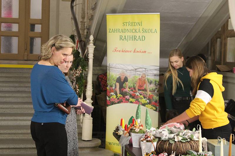 Vánoční zboží nakoupili netradičně na úřadě. Pomohli tak potřebným.