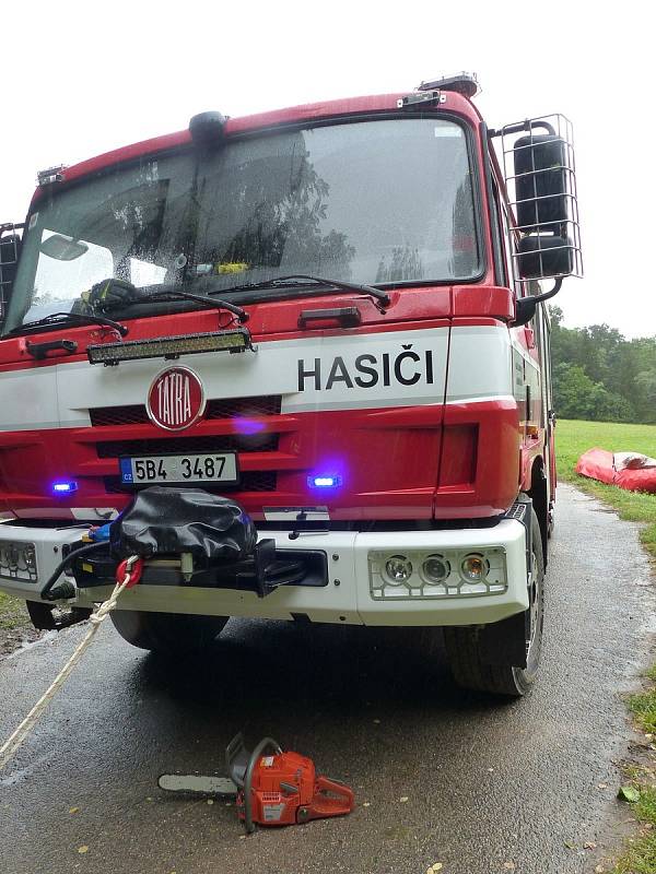 Zásah hasičů na Ivančicku, kde dodávka sjela do rozbouřené řeky.