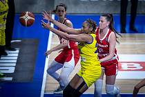 Basketbalistka Natálie Stoupalová (vpravo v červeném) si v kvalifikaci na mistrovství Evropy připsala čtyři starty.