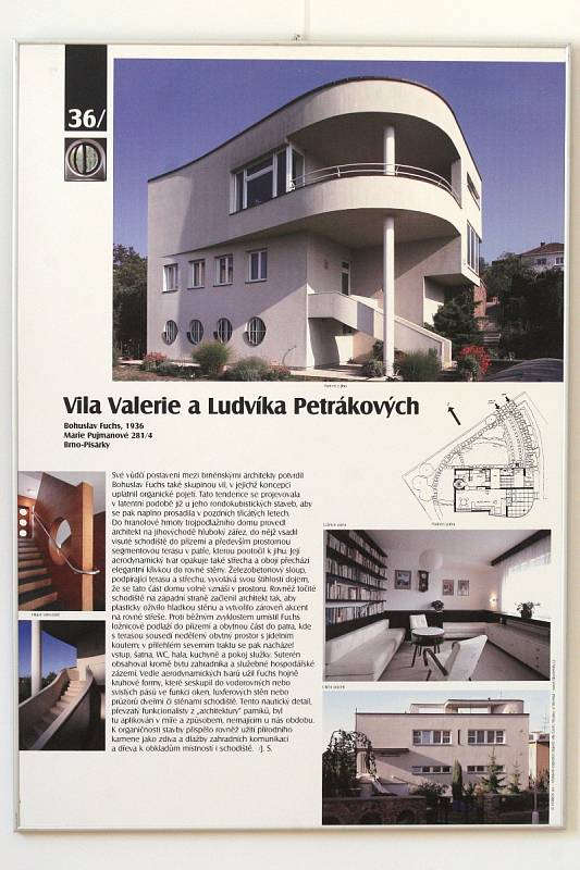 Výstavy mapující dílo architekta Bohuslava Fuchse putují po celé republice už od března, kdy by umělec oslavil 120. narozeniny. Expozice rodinných domů z jeho dílny dorazila ve čtvrtek do Znojma. O pátku je pak k vidění i výstava v Brně.