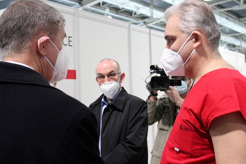 Premiér Andrej Babiš a ministr zdravotnictví Jan Blatný ve středu navštívili očkovací centrum na brněnském výstavišti.