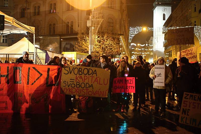 Lampionového průvodu při příležitosti výročí 17.listopadu se zúčastnily stovky lidí.