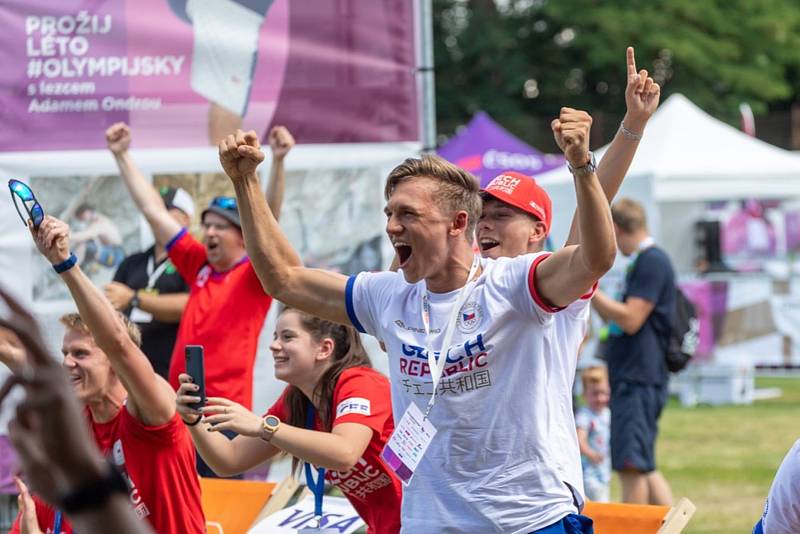 Šermíř Marek Totušek sledoval výkon svého kamaráda Alexandera Choupenitche na olympijském festivalu v Brně.