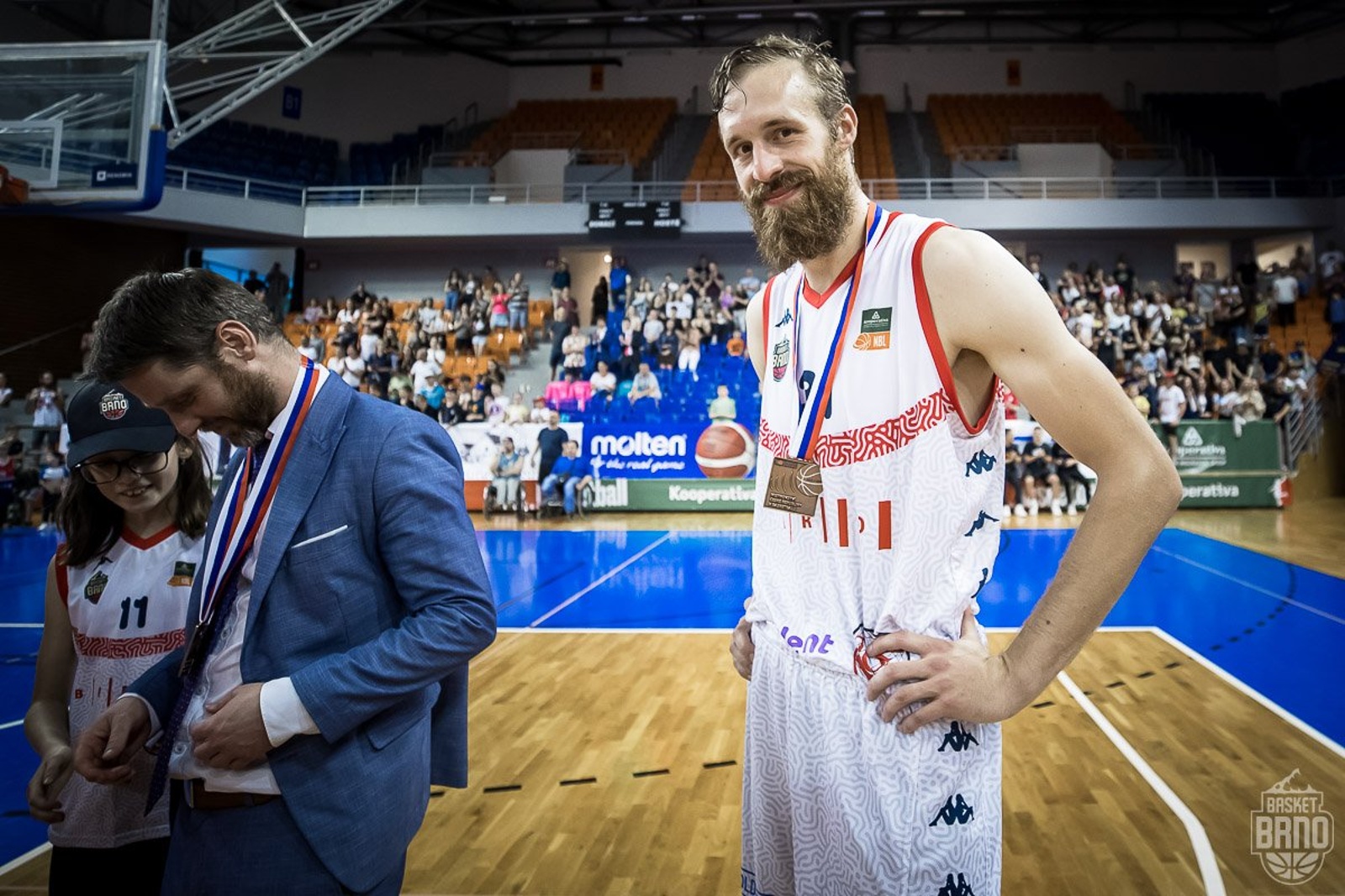 OBRAZEM: Brno zachvátila bronzová euforie, takto Basket slavil vysněné  medaile - Brněnský deník