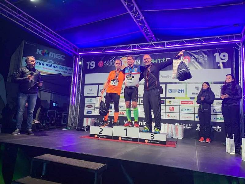 Sarosta Únanova Jindřich Bulín (s číslem 34) skončil druhý na Night Run Brno.