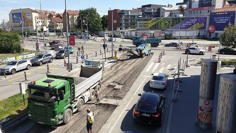 Přecházení přes zrušený přechod mezi galerií Vaňkovka a obchodním domem Tesco brání nově oplocení.