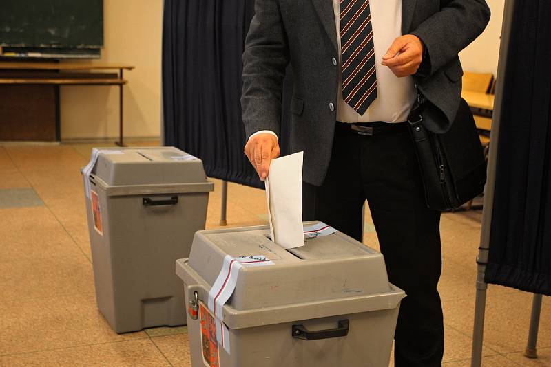 Rektor brněnského VUT volil při prezidentských volbách na gymnáziu v Řečkovicích.