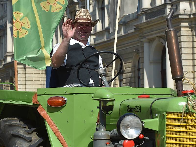 Sukénky si hore vykasala, bílé nožky ukázala, znělo náměstím Svobody krátce před nedělním polednem. Dožínkové slavnosti ovládly centrum Brna.