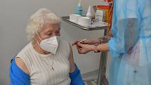 Židenické důchodce naočkovali ve čtvrtek vakcínou Pfizer/BioNTech ve Vojenské nemocnici.