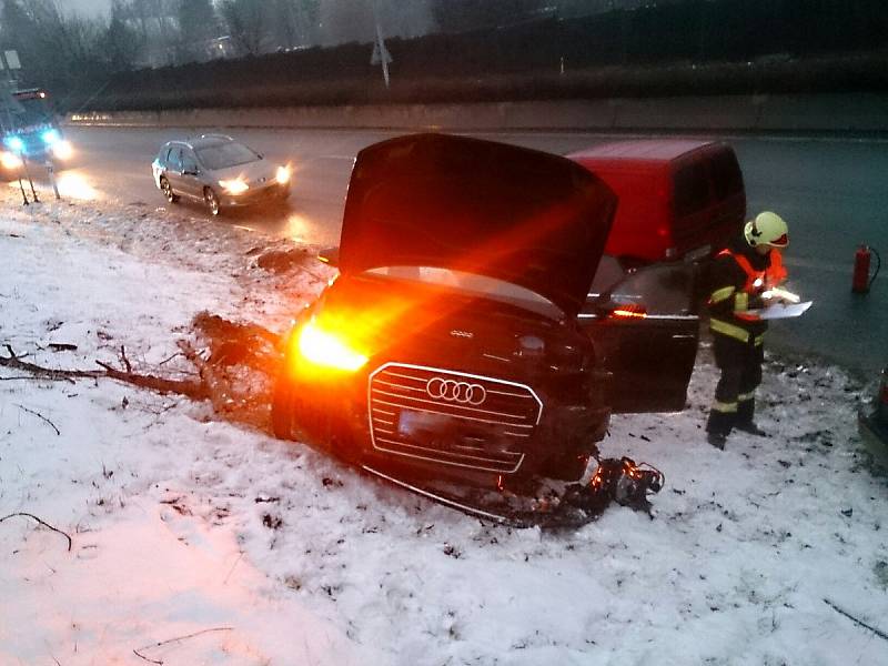 Při hromadné nehodě čtyř aut na Vídeňské ulici v Brně se zranil jeden člověk.