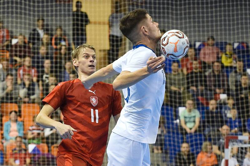 Brno 2.2.2020 - kvalifikační turnaj na futsalové MS 2020 - ČR David Drozd (červená) Slovinsko Žiga Čeh (bílá)