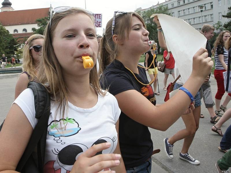 Studenti, absolventi a zaměstnanci Gymnázia Křenová demonstrovali v Brně.