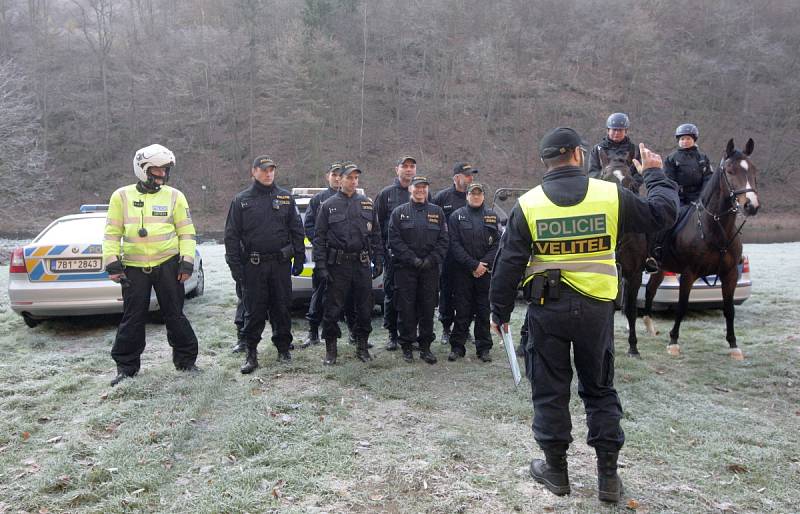 Policejní kontrola v chatové oblasti u Čučic na Brněnsku.