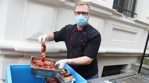Kuchař Milan Václavík připravuje na zahrádce U kouřícího králíka v Brně grilované steaky, mexické tapas i hamburgery.