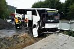 Nehoda autobusu s turisty u Kuřimi na Brněnsku. Řidič vjel na staveniště. 