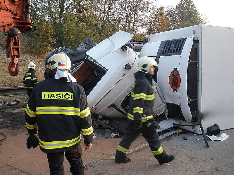 Převrácený kamion blokoval dopravu na dálnici D1.