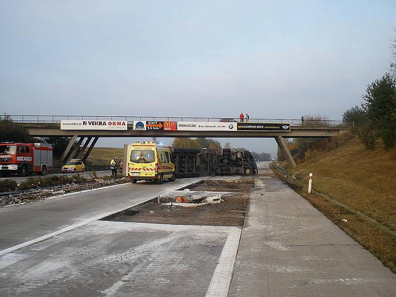 Převrácený kamion blokoval dopravu na dálnici D1.